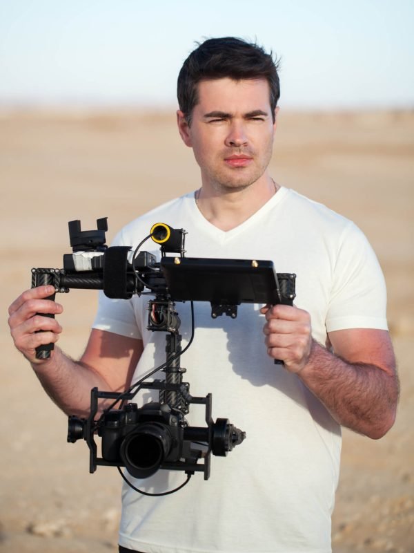 videographer-with-steadicam-equipment-on-the-beach.jpg